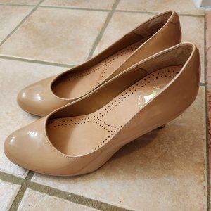 Clarks Nude Arista Abe Pumps (Size 6-6.5)